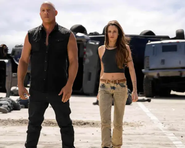 Dom y Elena, listos para la acción, con el sonido de las canciones fast and furious de fondo, entre vehículos destrozados.