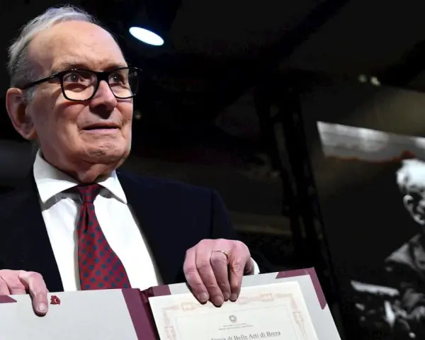 Ennio Morricone, maestro de las bandas sonoras, recibe un reconocimiento. Su legado musical perdura.