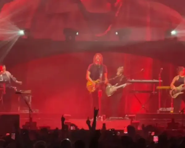 Izal en concierto en Madrid, banda en pleno show con luces rojas y público entregado.