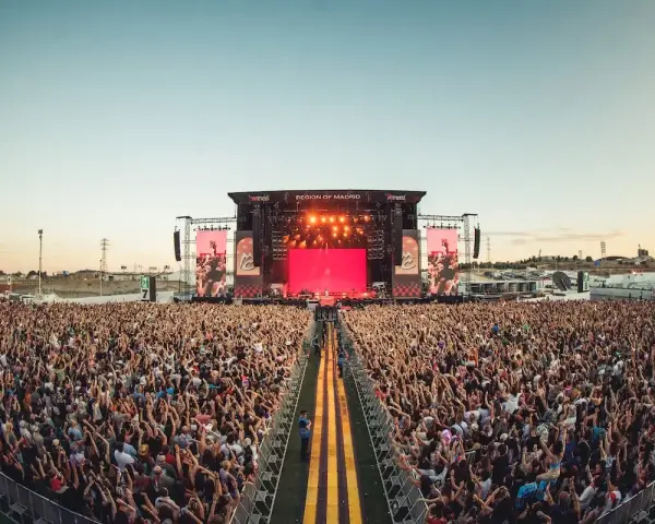 Multitud en un concierto masivo en la Región de Madrid, uno de los grandes festivales metal España.