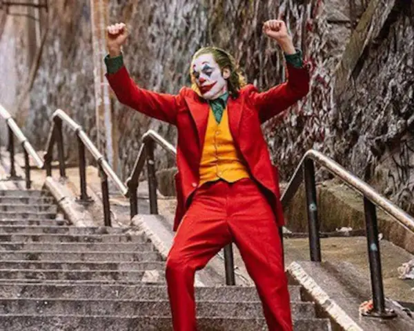 El Joker baila en las escaleras, su icónica banda sonora suena mientras celebra su caos.