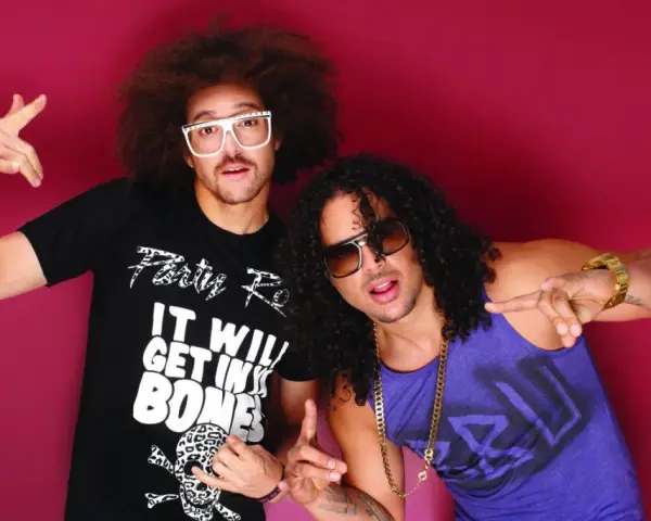 Los miembros de LMFAO, Redfoo y SkyBlu, posan con sus icónicos peinados y gafas.