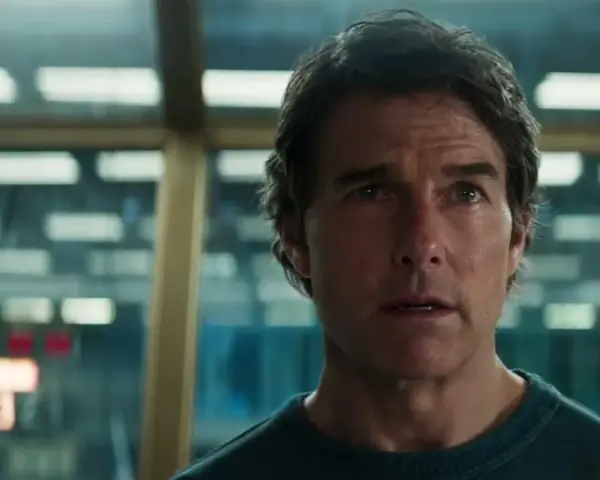 Ethan Hunt, en una misión imposible, mira con determinación. El bso de Misión Imposible resuena.