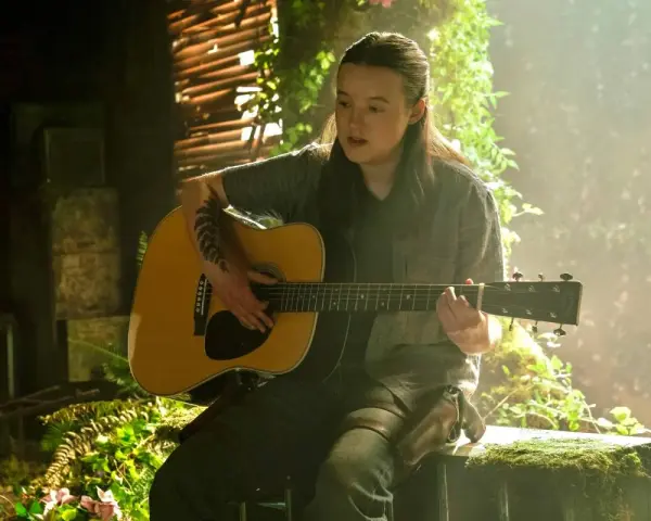 Ellie toca la guitarra, evocando la emotiva banda sonora de The Last of Us.