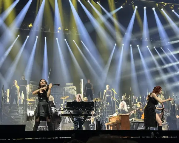 Un concierto épico de Hans Zimmer en España, con una violinista protagonista bajo focos deslumbrantes.