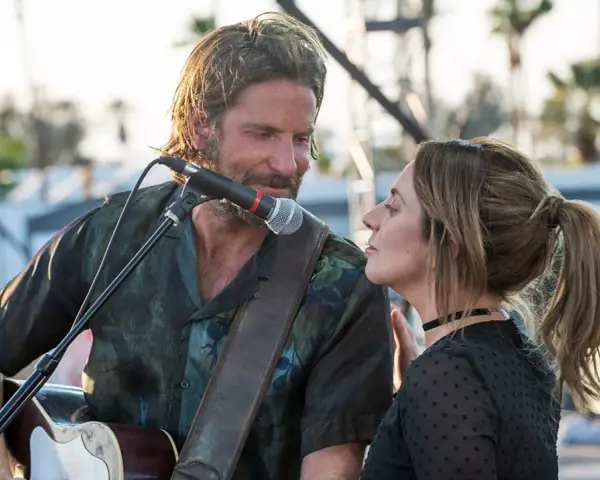 Bradley Cooper y Lady Gaga cantan juntos, interpretando las emotivas canciones de A Star Is Born.