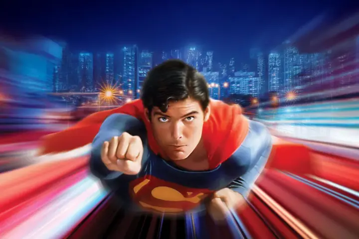 Superman vuela a toda velocidad sobre una ciudad nocturna, evocando la icónica banda sonora de Superman.
