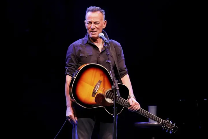 Bruce Springsteen, con su guitarra acústica, listo para sus conciertos en España.