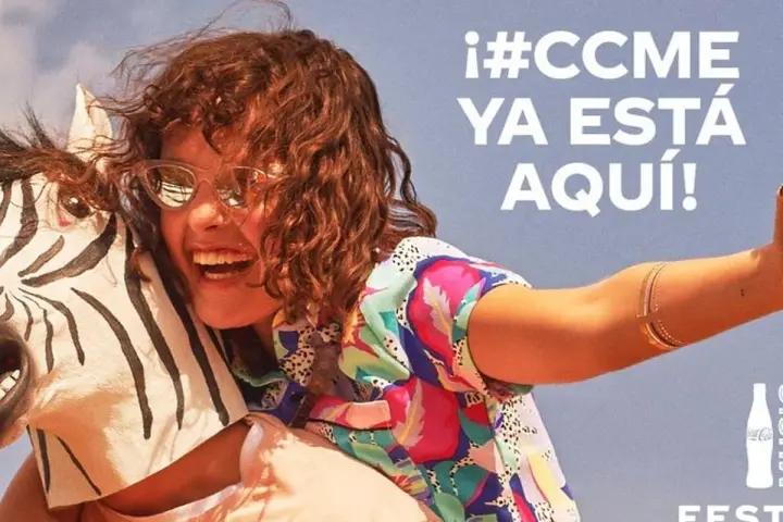 ¡La fiesta de cocacola music festival ya está aquí! Una chica sonriente con gafas de sol y un disfraz de cebra.