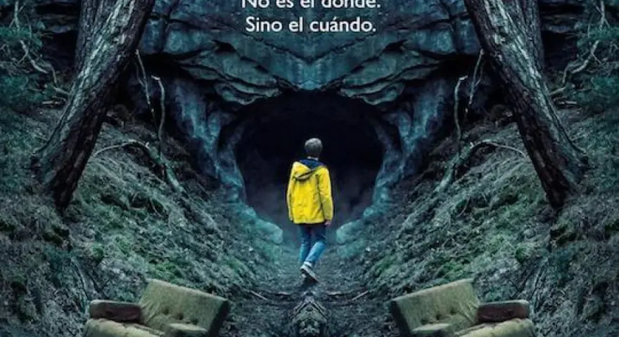 Un niño con chaqueta amarilla entra en una cueva oscura, evocando la banda sonora dark de una aventura misteriosa.