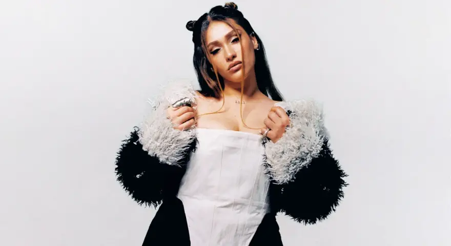 Lia Kali Murcia, con su estilo único, posa con un corsé blanco y una chaqueta de pelo.
