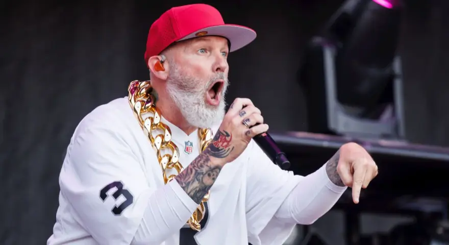 Fred Durst de Limp Bizkit, con gorra roja y cadena dorada, canta en un concierto en España.
