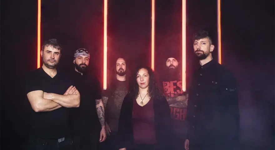 Cinco personas posan ante luces rojas. La banda Otero Brutal Fest lista para un concierto.