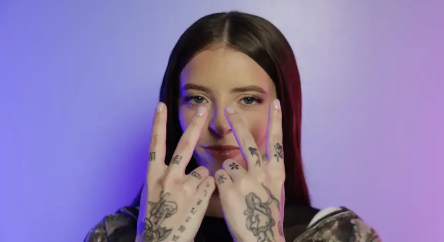 Young Miko con gesto de paz, lista para su concierto en Madrid.