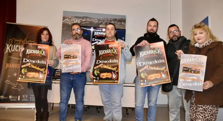 Seis personas posan con carteles del festival Kucharok, un evento de vdb rock que promete mucho.