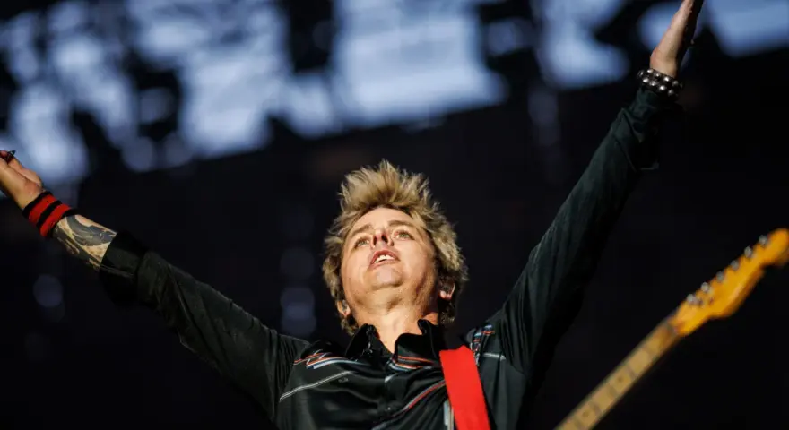 Billie Joe Armstrong de Green Day, con los brazos en alto, emociona al público en Zaragoza.
