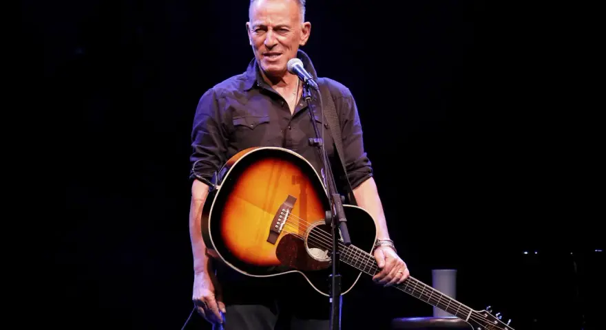 Bruce Springsteen, con su guitarra acústica, listo para sus conciertos en España.