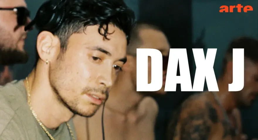 Primer plano de Dax J, DJ y productor de techno, con el logo de Arte.