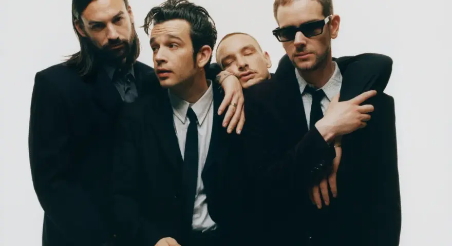 Los miembros de The 1975 en Madrid, con trajes oscuros y un aire de misterio.