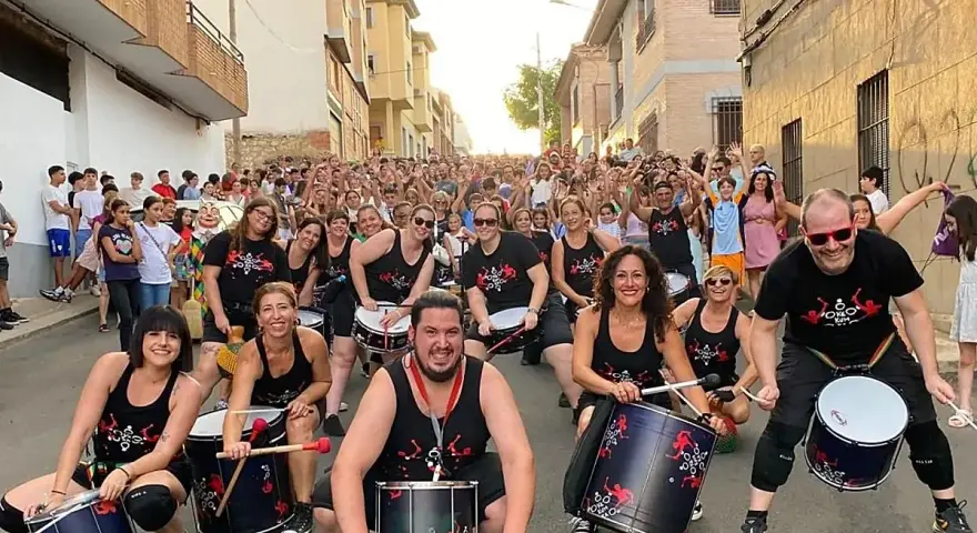 Grupo de percusionistas alegra las fiestas en España en septiembre. Multitud celebra en la calle.
