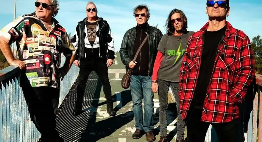 El germenes grupo posa en un puente, con ropa informal y gafas de sol.