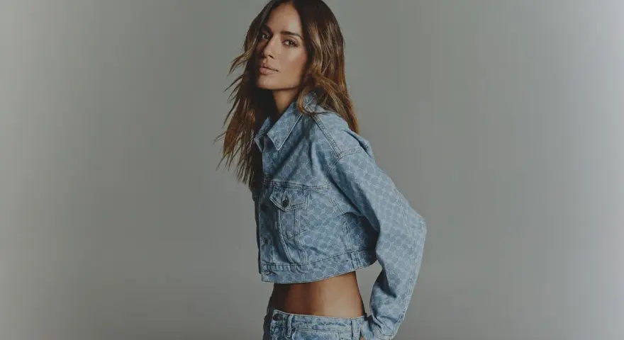 Chelina Manuhutu posa con un conjunto vaquero crop top y pantalones de tiro bajo, luciendo su abdomen.