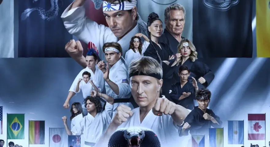 Elenco de Cobra Kai, con Daniel LaRusso y Johnny Lawrence al frente, rodeados de estudiantes y el logo de la cobra. Las canciones de Cobra Kai resuenan en esta imagen.