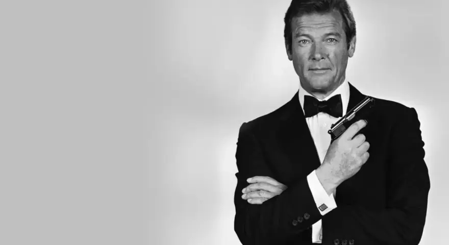 Roger Moore, con esmoquin y pistola, evoca las icónicas canciones de James Bond.