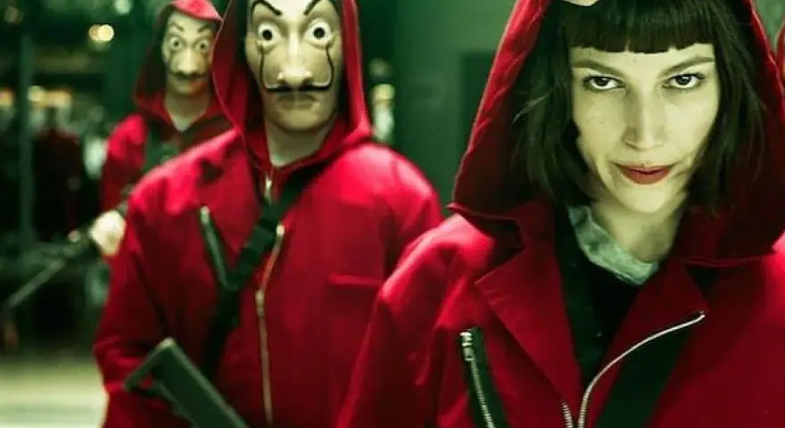 Personajes de **bso la casa de papel** con monos rojos y máscaras de Dalí, listos para la acción.