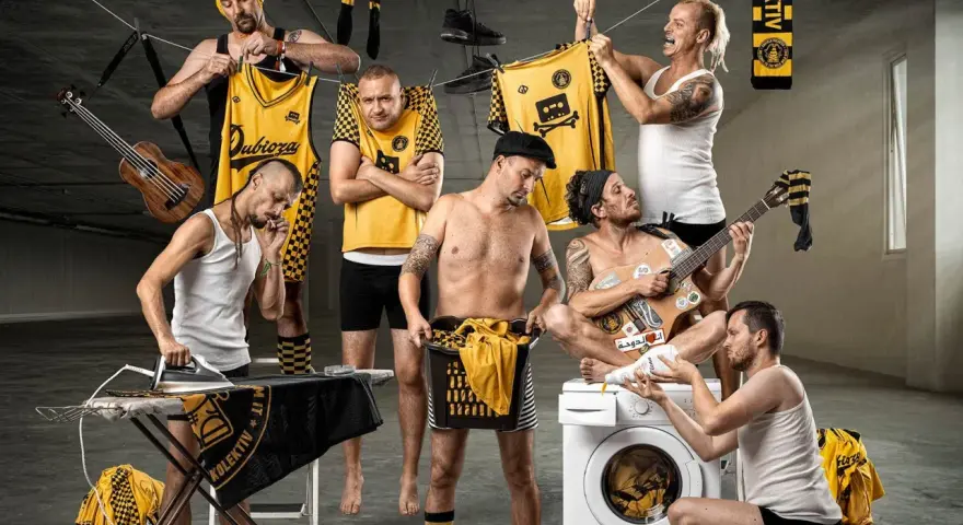 Miembros de Dubioza Kolektiv en Barcelona, colgando ropa y tocando música.