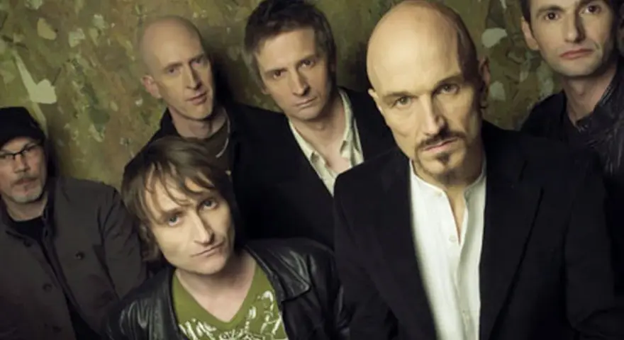 Seis hombres, parte de la banda James, posan para una foto.