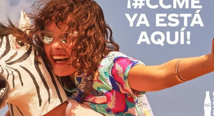 ¡La fiesta de cocacola music festival ya está aquí! Una chica sonriente con gafas de sol y un disfraz de cebra.