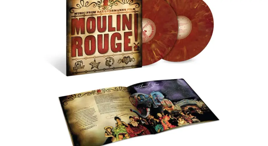 Vinilos de las canciones de Moulin Rouge! con su funda y libreto abierto mostrando imágenes del espectáculo.