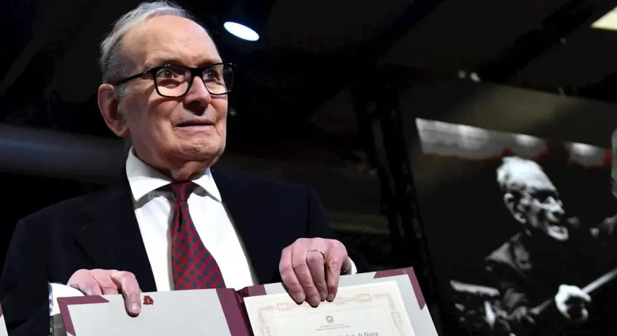 Ennio Morricone, maestro de las bandas sonoras, recibe un reconocimiento. Su legado musical perdura.