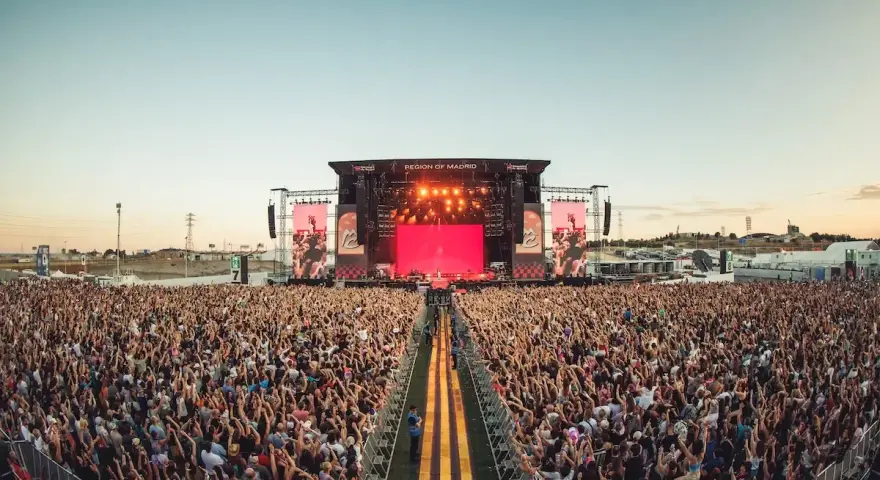 Multitud en un concierto masivo en la Región de Madrid, uno de los grandes festivales metal España.