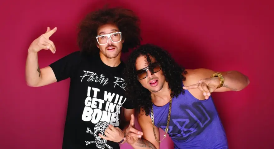 Los miembros de LMFAO, Redfoo y SkyBlu, posan con sus icónicos peinados y gafas.