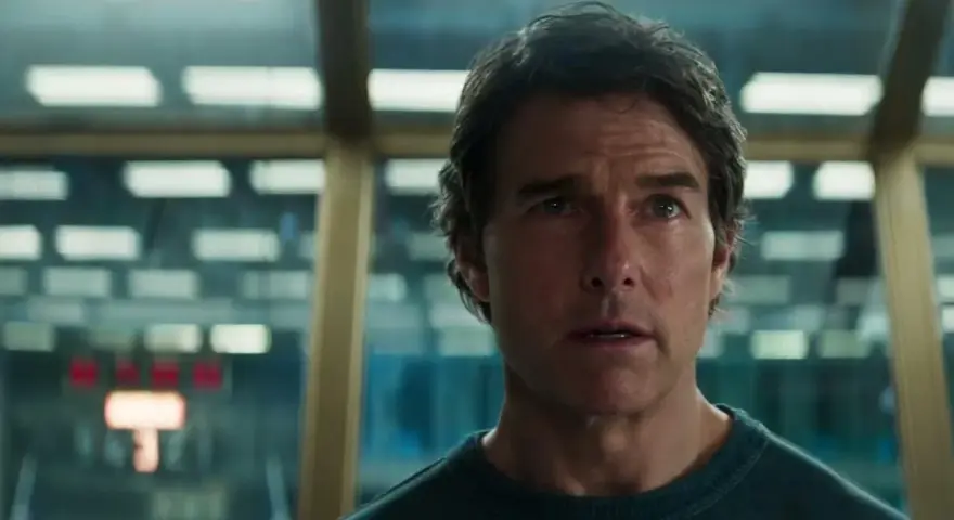 Ethan Hunt, en una misión imposible, mira con determinación. El bso de Misión Imposible resuena.