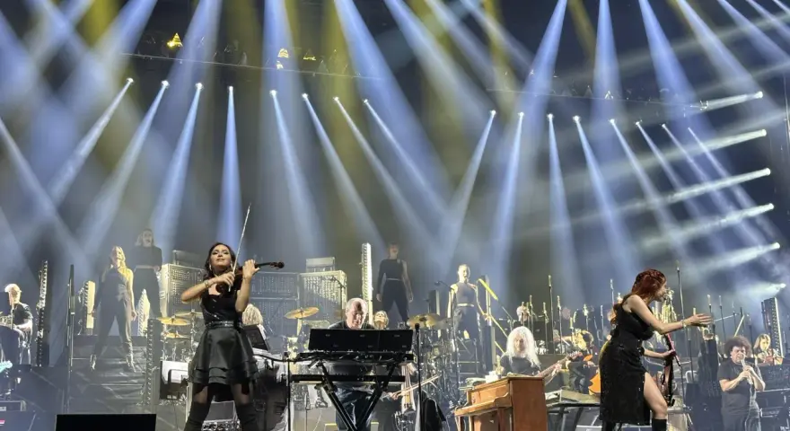Un concierto épico de Hans Zimmer en España, con una violinista protagonista bajo focos deslumbrantes.