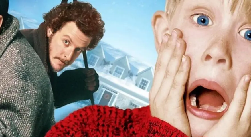 El niño Kevin McCallister grita, con las manos en las mejillas, mientras los ladrones Harry y Marv acechan en el fondo. ¡La aventura de bso solo en casa comienza!