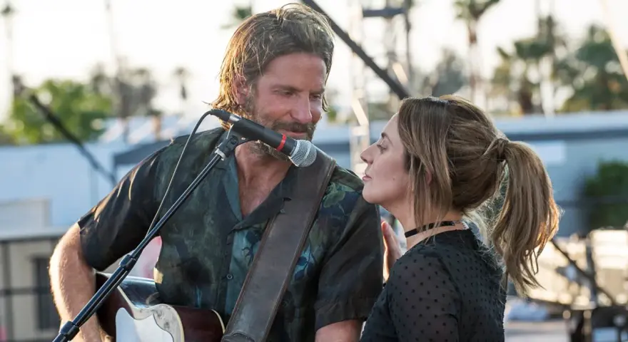 Bradley Cooper y Lady Gaga cantan juntos, interpretando las emotivas canciones de A Star Is Born.