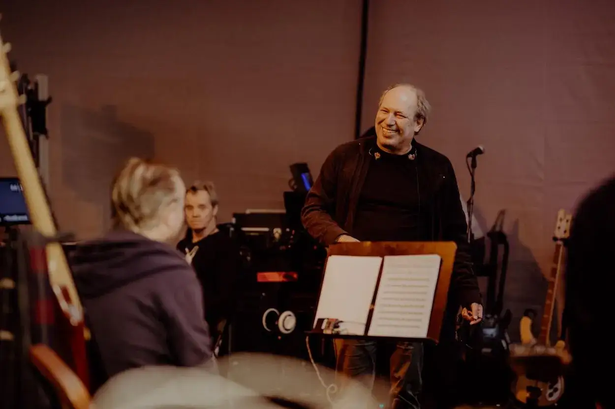 Hans Zimmer sonríe en un ensayo, quizás preparando un concierto en España.