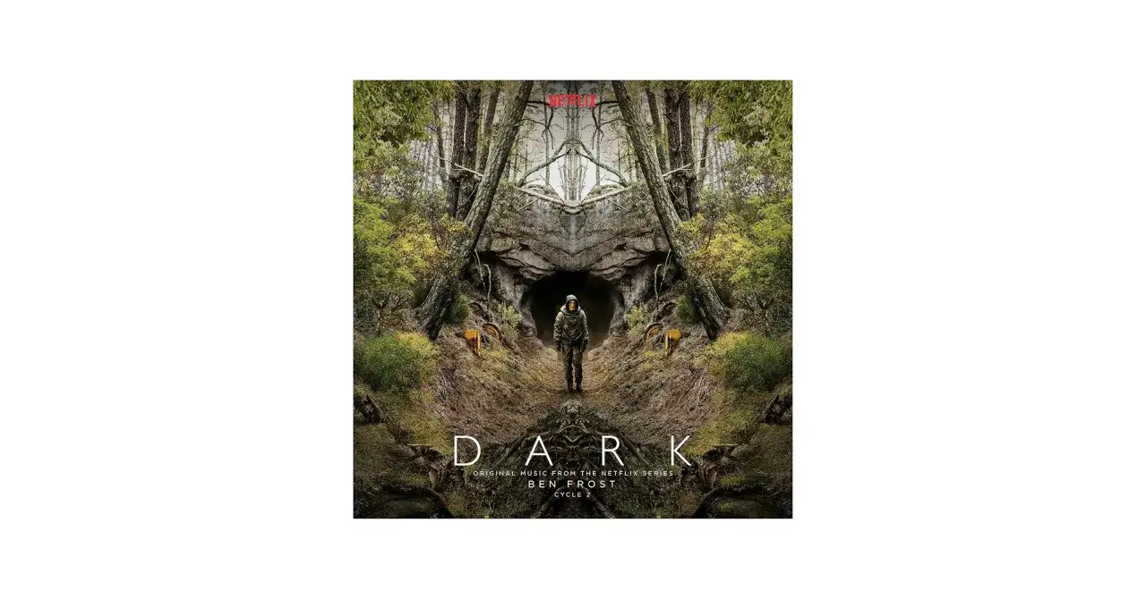 La banda sonora dark de Ben Frost para la serie de Netflix, con un personaje solitario frente a una cueva misteriosa en un bosque sombrío.