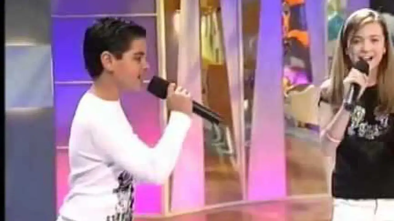 Ana Mena y Abraham Mateo de pequeños cantando en un escenario.