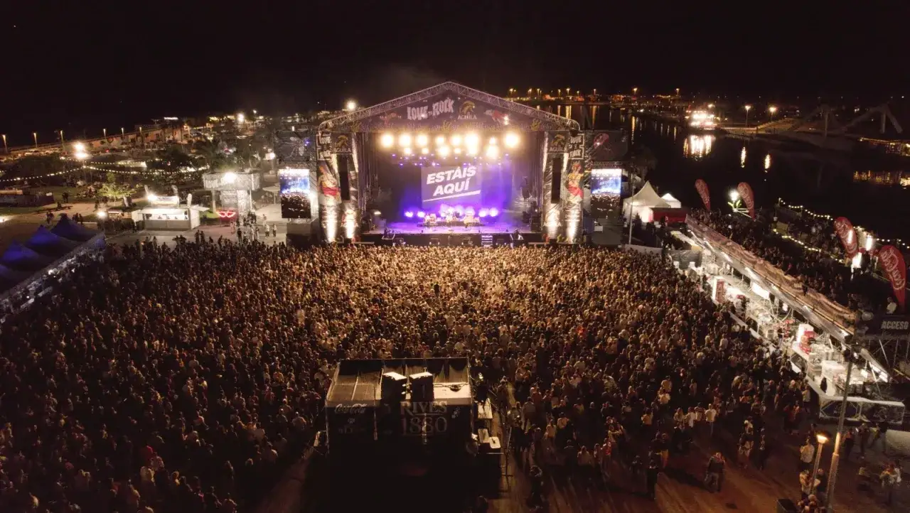 Multitud vibrante en un concierto de rock al aire libre. El escenario