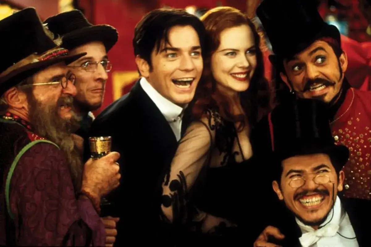 Ewan McGregor y Nicole Kidman ríen en una escena de
