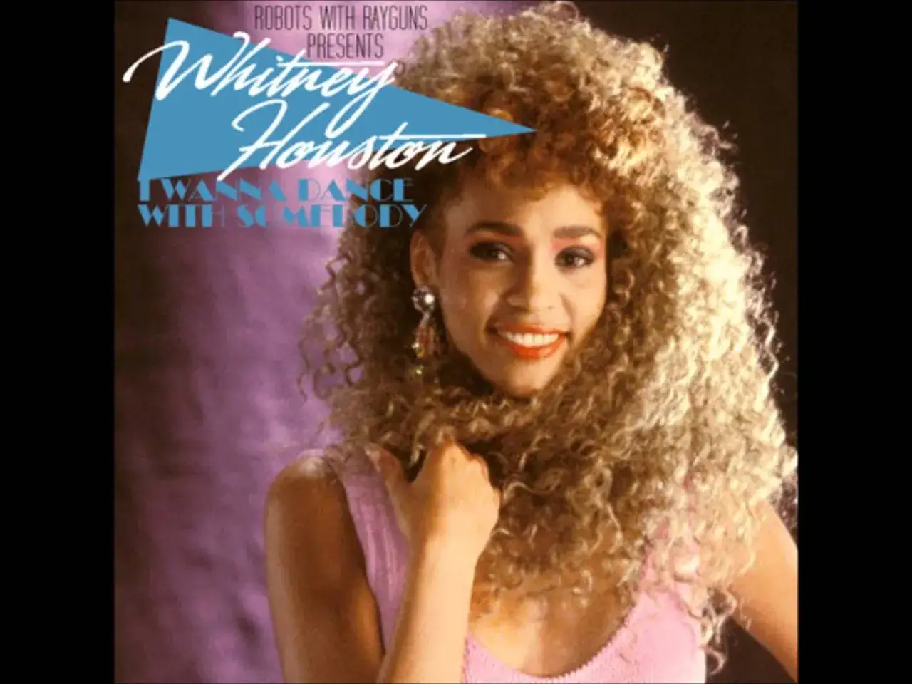 Whitney Houston sonríe con su icónico cabello rizado, promocionando sus canciones de