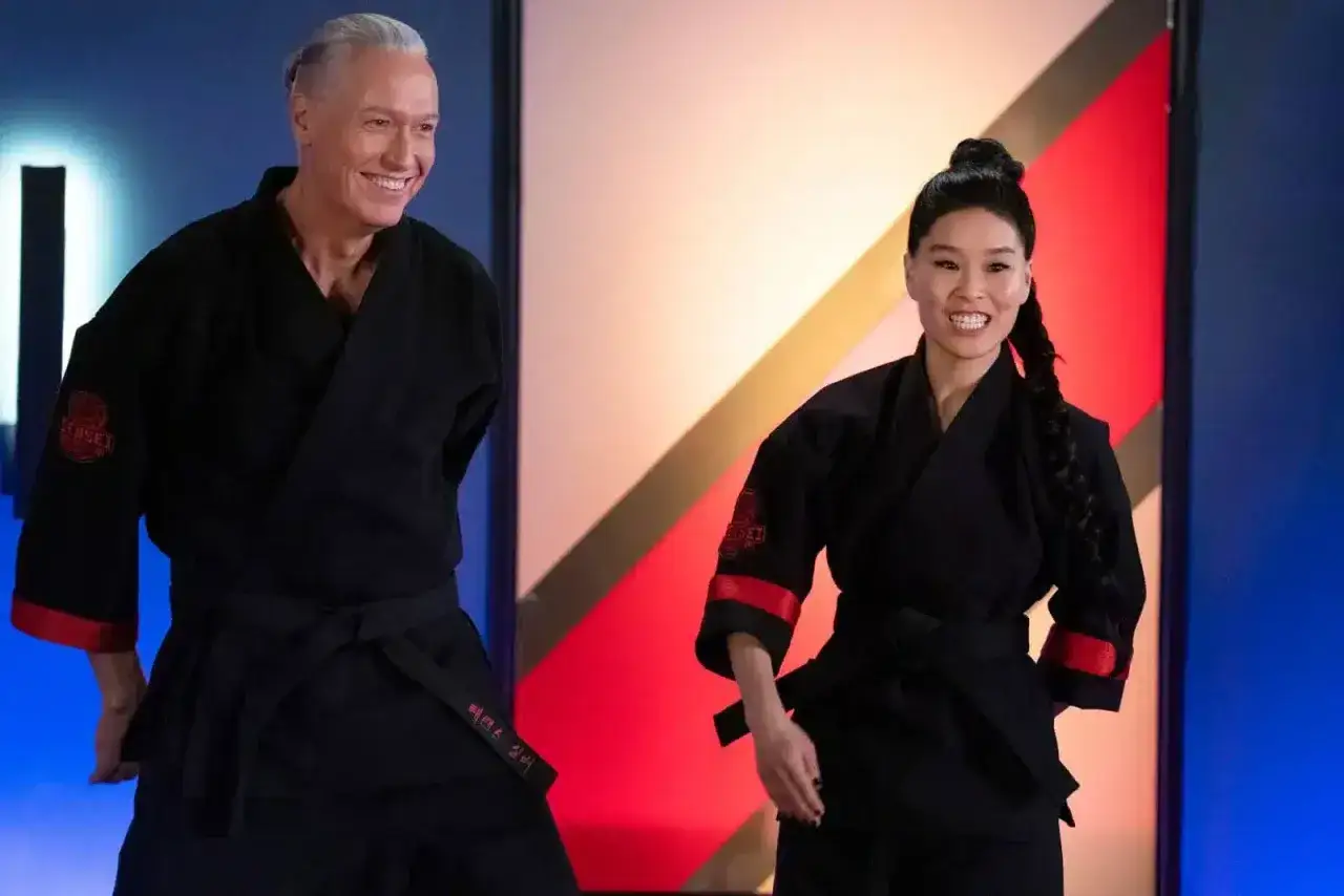 Terry Silver y Kim Da-Eun, con sus uniformes negros de karate, listos para las nuevas canciones de Cobra Kai.
