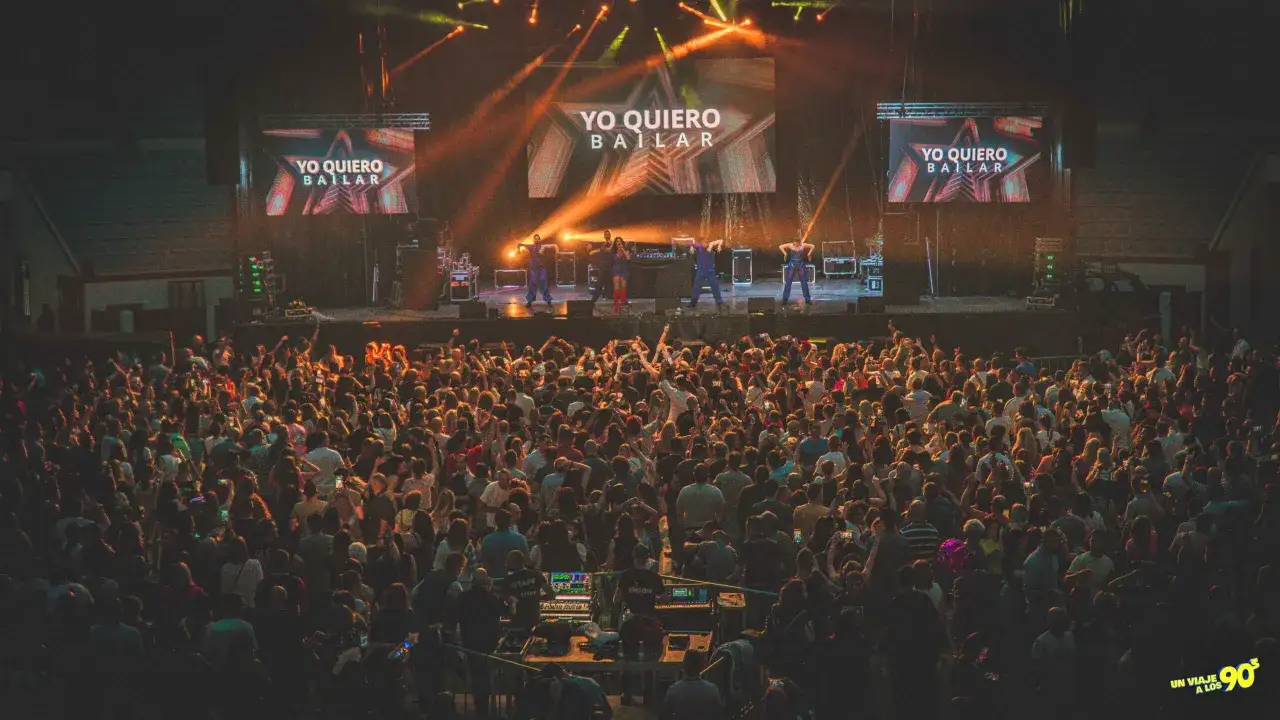 Multitud vibrante en un concierto de