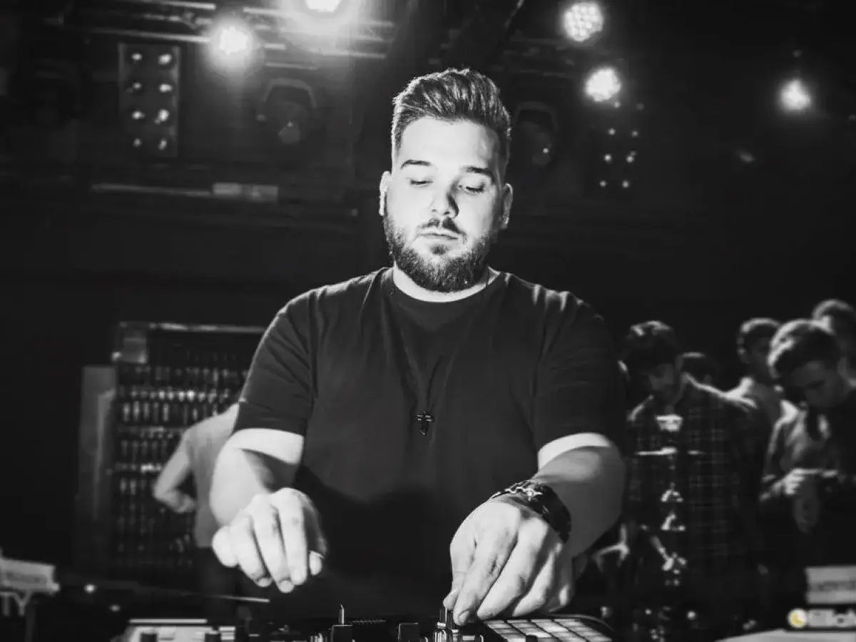 DJ Jose de las Heras, concentrado, mezcla música en vivo ante un público.