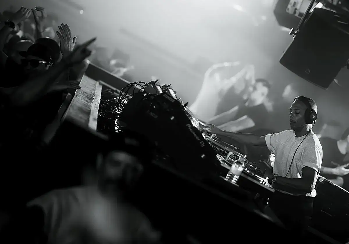 Fatima Hajji, DJ, enciende la pista con su set. La multitud levanta las manos en señal de éxtasis.